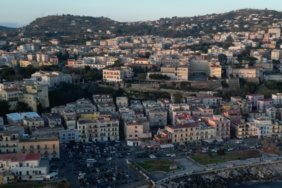 Forte scossa di terremoto ai Campi Flegrei: stop ai treni ed evacuata l’università, paura anche a Napoli