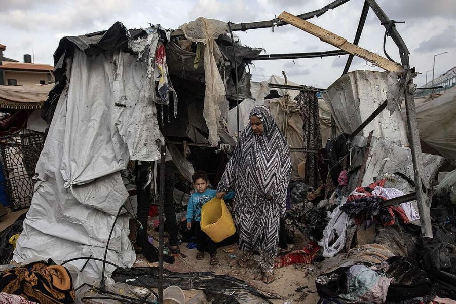 Danni dovuti a un attacco israeliano in un’area di Rafah che ospita civili sfollati, nel sud della Striscia di Gaza, 28 maggio 2024. EPA/HAITHAM IMAD